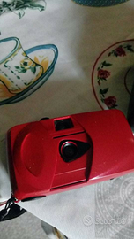 Macchina fotografica rossa per rullini