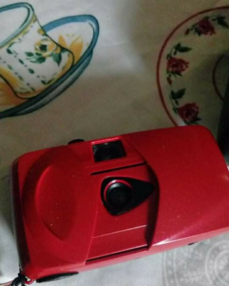 Macchina fotografica rossa per rullini
