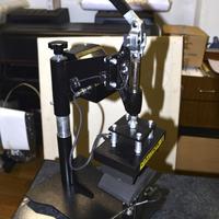 Pressa per cappellini