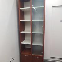 Mobile alto in legno con anta in vetro – capiente