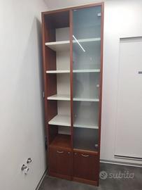 Mobile alto in legno con anta in vetro – capiente