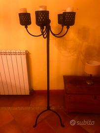 Candelabro da terra in ferro battuto