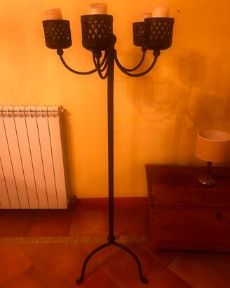 Candelabro da terra in ferro battuto