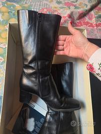 stivali geox tg 37 1/2 neri in pelle mai usati 