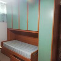 Cameretta a ponte con un letto con cassettoni