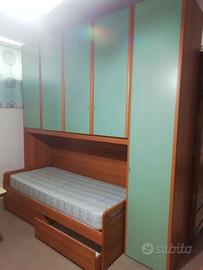 Cameretta a ponte con un letto con cassettoni