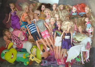 Barbie Ken e altre bambole 