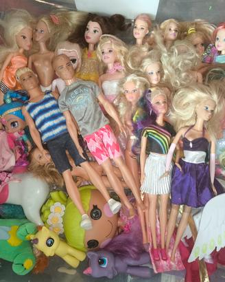 Barbie Ken e altre bambole 