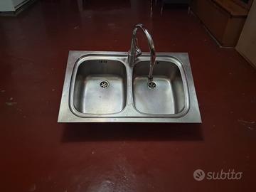 Lavandino con rubinetto