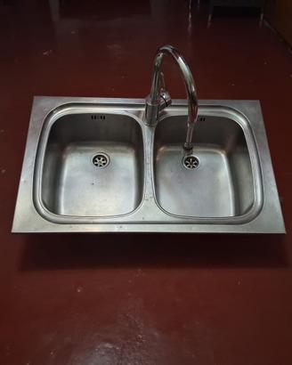 Lavandino con rubinetto