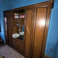 Armadio in legno con toeletta
