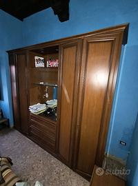 Armadio in legno con toeletta