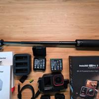 Insta360 ace pro 2  con accessori.