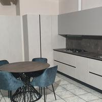 Cucina come foto completa di elettrodomestici 