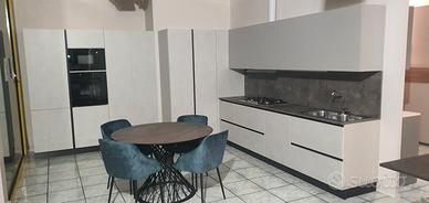 Cucina come foto completa di elettrodomestici 