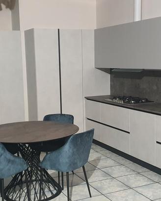 Cucina come foto completa di elettrodomestici 