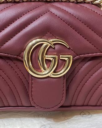 Borsa tracolla tonalità borgogna con dettagli oro