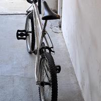 bicicletta colore  grigio 