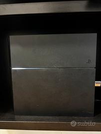 PlayStation 4 500gb con 3 controller e 3 giochi