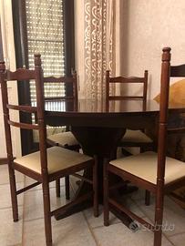 Tavolo tondo salone allungabile con quattro sedie