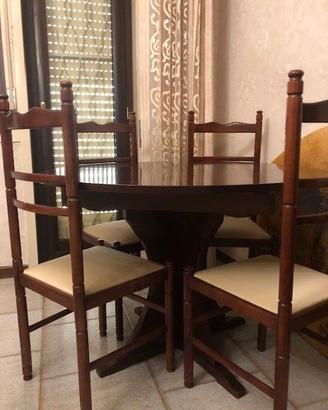 Tavolo tondo salone allungabile con quattro sedie