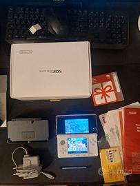 Nintendo 3ds bianco con scatola e giochi