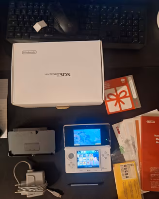 Nintendo 3ds bianco con scatola e giochi