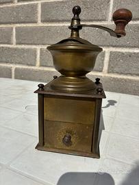 Macinino vintage completamente di ottone