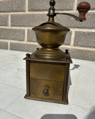 Macinino vintage completamente di ottone