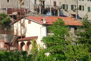 Immersa nel verde ma al centro del paese