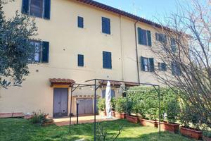 Villa di 159 m² con più di 5 locali e box auto a L