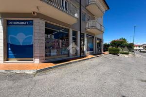 NEGOZIO A PESCHIERA DEL GARDA