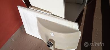 specchio e cassetti bagno