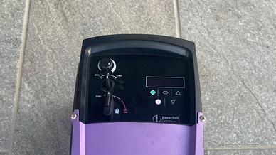 Invertek  inverter per controllo motore trifase