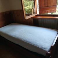 Tre letti a una piazza, legno massiccio.