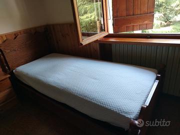 Tre letti a una piazza, legno massiccio.