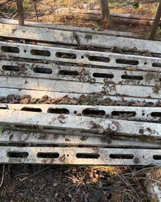 Paletti in cemento e tubazione per irrigare