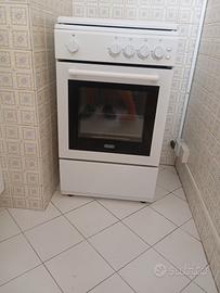Cucina Delonghi con forno a gas in garanzia .