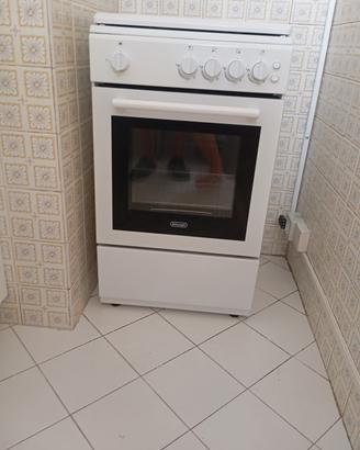 Cucina Delonghi con forno a gas in garanzia .