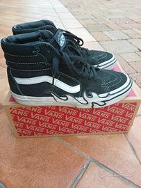 vans nere con fiamme 
