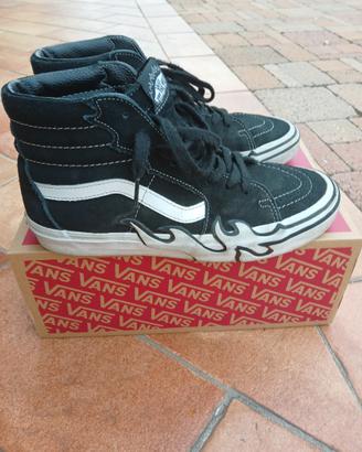 vans nere con fiamme 