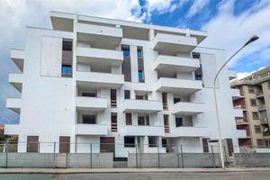 Attico con terrazza solarium e piscina