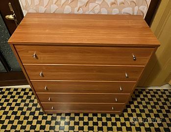 Letto a scomparsa e sedie