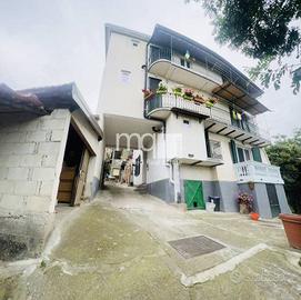 Casa indipendente di 200 m² con più di 5 locali a 