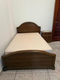 Letto king e comodino