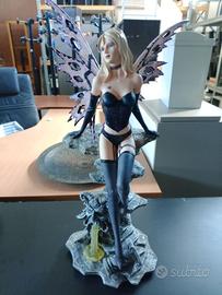 statua a forma di fata viola e nera