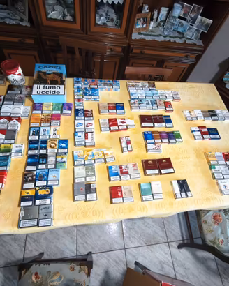 Pacchetti di sigarette vuoti da collezione