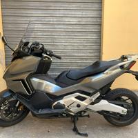 Honda Forza 750. Bauletto originale 50 l. in tinta