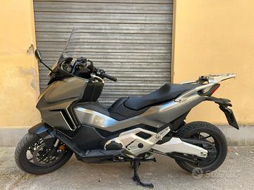 Honda Forza 750. Bauletto originale 50 l. in tinta