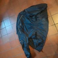 tuta da pioggia con copristivali 